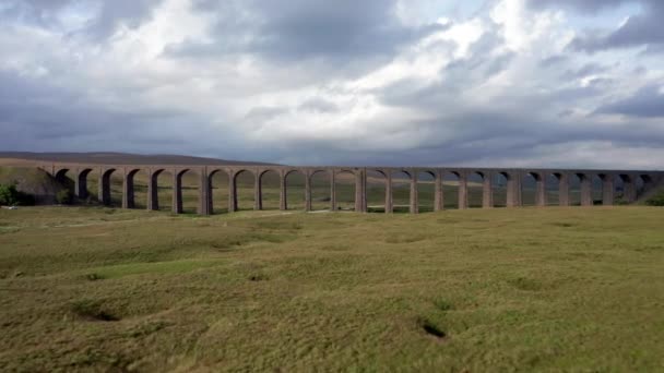 Εναέρια Βολή Που Φέρουν Προς Εμπρός Μέσω Ribblehead Viaduct Στο — Αρχείο Βίντεο