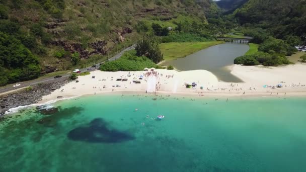 Drone Strzał Lecący Kierunku Tłumu Ludzi Imprezie Otaczającej Slip Slide — Wideo stockowe