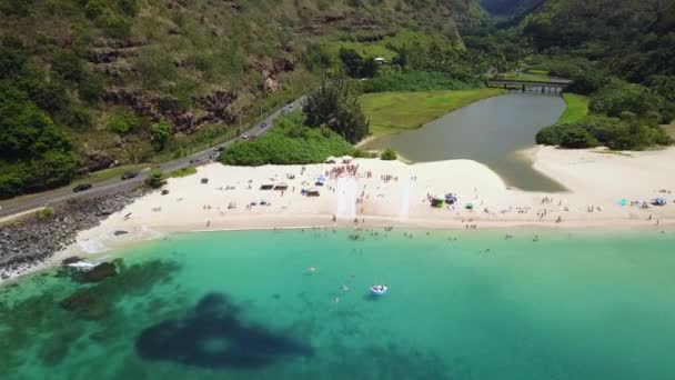 Drone Strzał Leci Kierunku Tłumu Ludzi Otaczających Slip Slide Plaży — Wideo stockowe