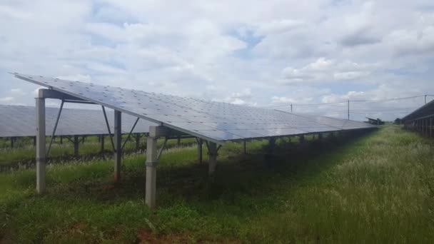 Pan Till Höger Stor Solkraftverk Med Stora Solceller Array Vacker — Stockvideo