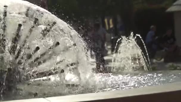 子供たちがサッカーをしている広場の噴水の詳細 スローモーション — ストック動画