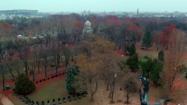 Budapest Hungary Flying Kerepesi Cemetery Drone Autumn Zlaté Hnědé Listy — Stock video