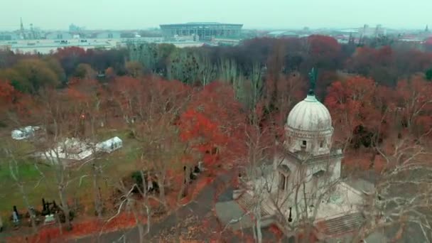 Budapest Hongarije Vliegen Kerepesi Begraafplaats Door Drone Herfst Gouden Bruine — Stockvideo