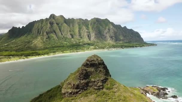 Drone Shot Approchant Chinaman Hat Island Mokola Avec Kualoa Ranch — Video