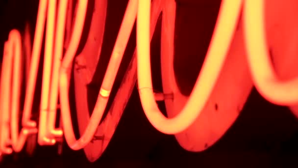 Közelkép Egy Piros Neontábláról Lassított Felvételen — Stock videók