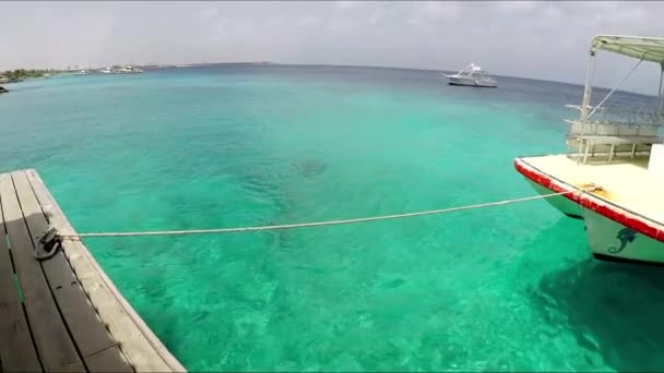 船在平静的大海中航行 热带奇异天堂岛海湾蓝色海面上漂浮的潜水船 — 图库视频影像
