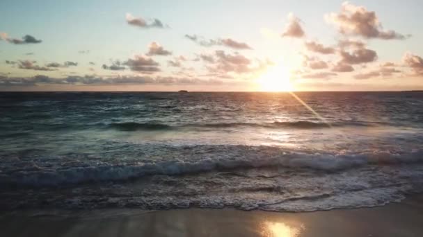水平線の上でカラフルな日の出とハワイのビーチでクラッシュする波の美しいショット — ストック動画