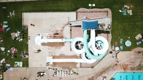 Drone Girato Direttamente Sopra Doppio Scivolo Tortuoso Una Piscina Pubblica — Video Stock