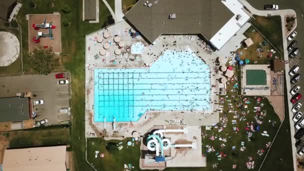 Disparo Dron Bajando Directamente Encima Una Piscina Pública Aire Libre — Vídeos de Stock