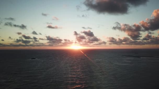 上昇するドローンハワイ州オアフ島の北海岸からの美しいカラフルな日の出を明らかにするショット — ストック動画