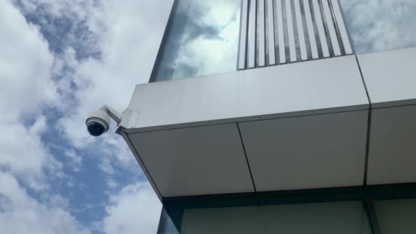 Monitoramento Fora Edifício Fundo Céu Azul Com Nuvens Movimento Lugar — Vídeo de Stock
