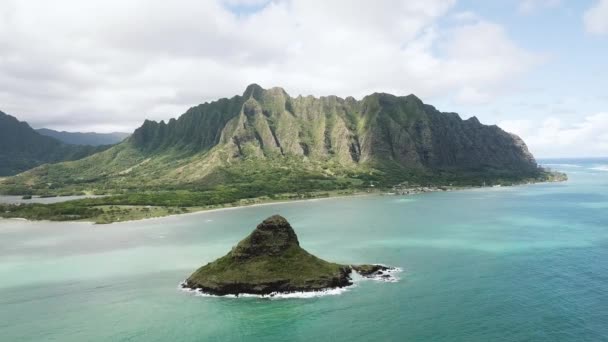 Drone Shot Approchant Chinaman Hat Island Mokola Avec Kualoa Ranch — Video