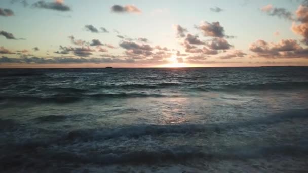 ドローンショットは 北海岸のハワイのビーチから始まり 非常にカラフルで美しいハワイの日の出に向かって飛んでいます — ストック動画