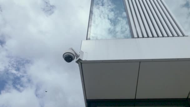 Мониторинг Пределами Здания Заднем Плане Голубое Небо Движущимися Облаками Безопасное — стоковое видео