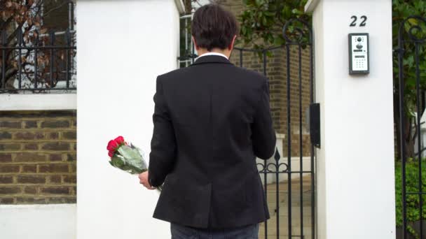 Homem Esperando Frente Portão Com Monte Rosas Suas Mãos Fazendo — Vídeo de Stock