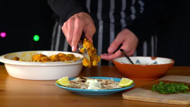 Hombre Chef Haciendo Tacos Coliflor Asados Poniendo Verduras Asadas Encima — Vídeos de Stock