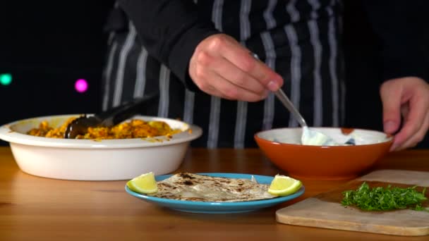 Man Chef Robi Palone Tacos Kalafior Ręce Umieszczając Tzatziki Sos — Wideo stockowe