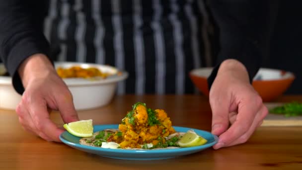 Man Chef Presenta Tacos Controlla Piatto Completo Street Food Alta — Video Stock