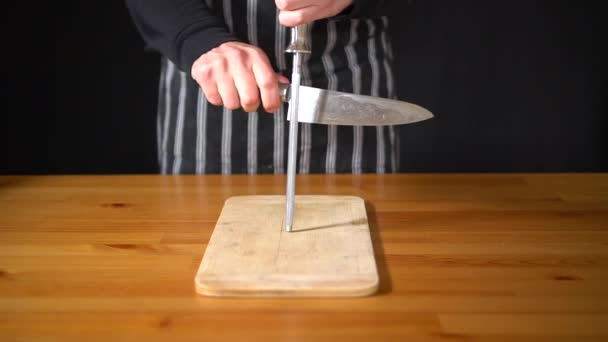 プロのナイフとダイヤモンド研磨鋼を使用して 彼の手でナイフを研ぐために様々な技術を使用して男のシェフのスローモーション — ストック動画