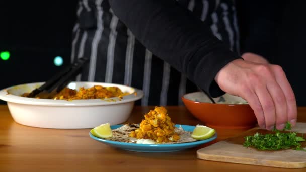 Man Chef Biorąc Posiekaną Kolendrę Umieszczając Niektórych Pysznych Tacos — Wideo stockowe