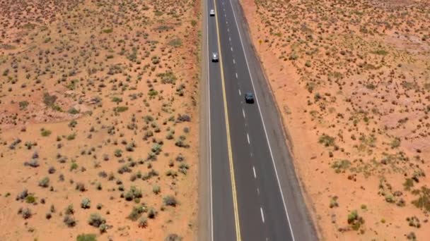 在美国亚利桑那州的沙漠中 空中无人驾驶飞机拍摄的汽车在路上行驶的镜头 — 图库视频影像