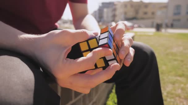 Rubiks Kubus Beiung Opgelost Indrukwekkend Slim Genie Hand — Stockvideo