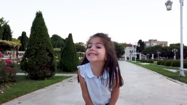 Petite Fille Drôle Agit Devant Caméra Dans Parc — Video