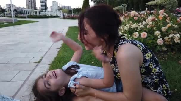 Мати Дочка Обіймаються Разом Розважаються Парку — стокове відео