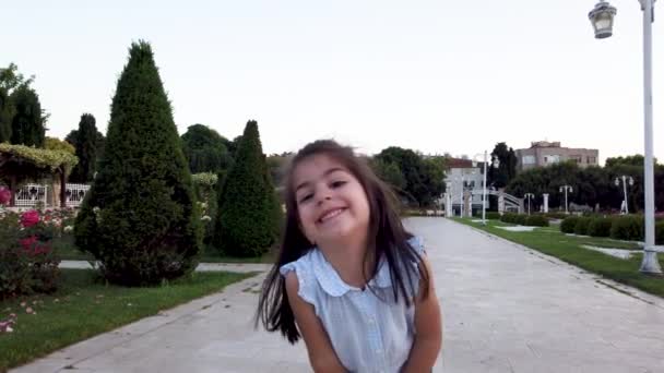 슬로우 재미있는 소녀는 공원에서 카메라 앞에서 — 비디오