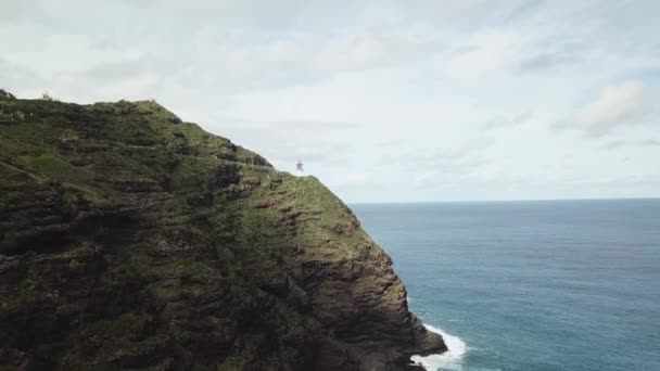 Drone Shot Aproxima Farol Makapu Que Está Penhasco Oahu Havaí — Vídeo de Stock