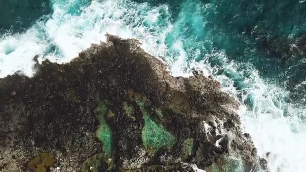 Rising Drone Shot Man Playing Makapu Tidepools While Waves Crash — Vídeo de Stock