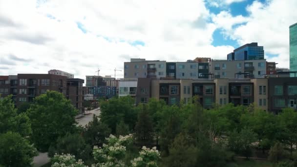 Langzaam Stijgen Van Groen Park Bomen Het Moderne Centrum Van — Stockvideo