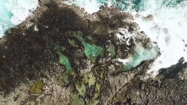 Rising Drone Împușcat Direct Deasupra Makapu Tidepools Valuri Crashing Ele — Videoclip de stoc