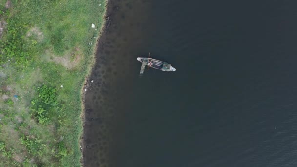Aerial View Fisherman Menjatuhkan Jaring Dan Pot Dari Perahu Sepanjang — Stok Video