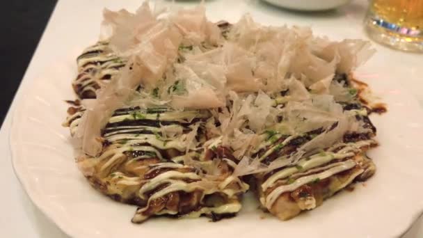 Okonomiyaki Läcker Japansk Mat Med Rörlig Dashi Dekoration Toppen Berömd — Stockvideo