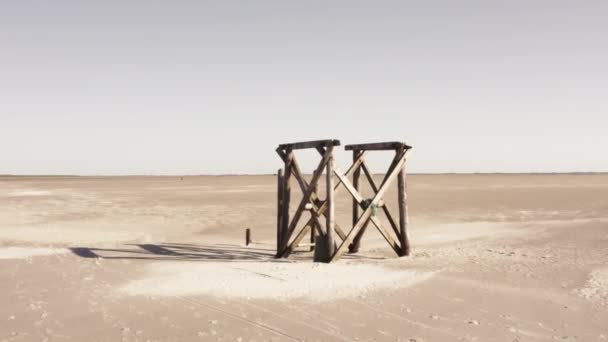 Drone Dirigiéndose Hacia Objeto Madera Playa Poste Amarre Solitario Paisaje — Vídeos de Stock