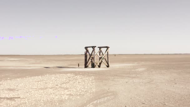 Statisch Uitzicht Een Houten Object Het Strand Eenzame Ligplaats Een — Stockvideo