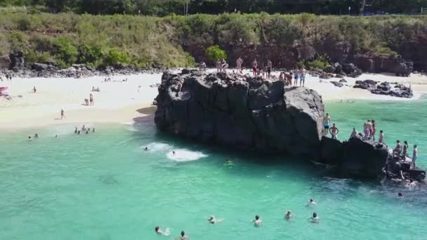 Drone Strzał Krąży Wokół Skały Waimea Bay Ktoś Może Być — Wideo stockowe