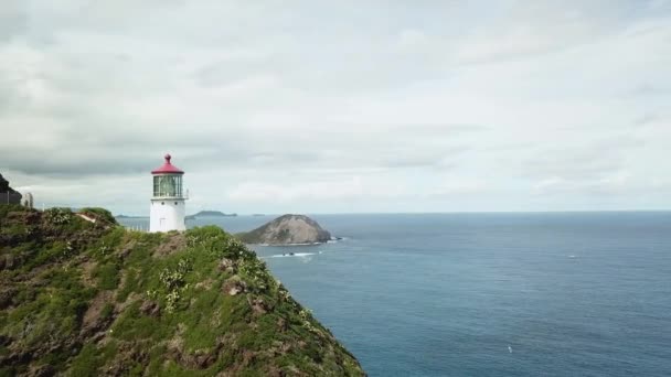 Drone Shot Începe Rotească Jurul Farului Makapu Dezvăluind Stâncile Din — Videoclip de stoc