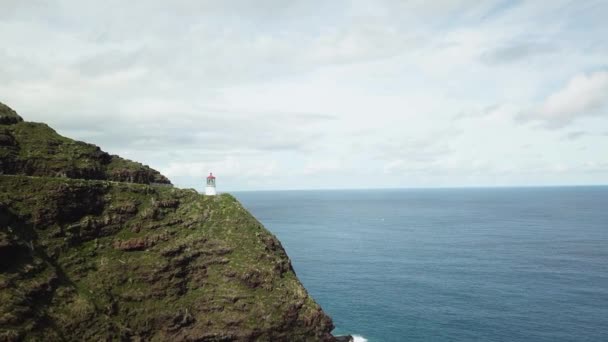 Drone Shot Aproxima Farol Makapu Que Está Empoleirado Penhasco Largo — Vídeo de Stock