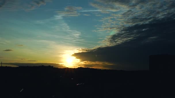 주황색해 하늘은 어두운 구름으로 구름은 움직이고 하늘에 새로운 만든다 — 비디오