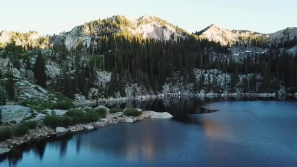 Drone Shot Deslizando Suavemente Sobre Lago Alto Das Montanhas Utah — Vídeo de Stock