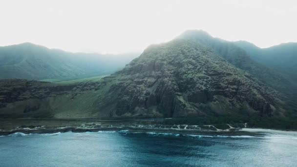 Drónlövedék Repült Oahu Nyugati Partjának Hegyvidéki Partja Felé — Stock videók