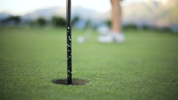 Golfare Barely Saknar Putt Golfaren Och Bollen Fokus Medan Hålet — Stockvideo