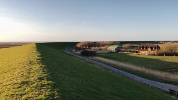 Blick Auf Deich Deichstraße Und Ein Bauernhaus Mit Reetdach Bei — Stockvideo