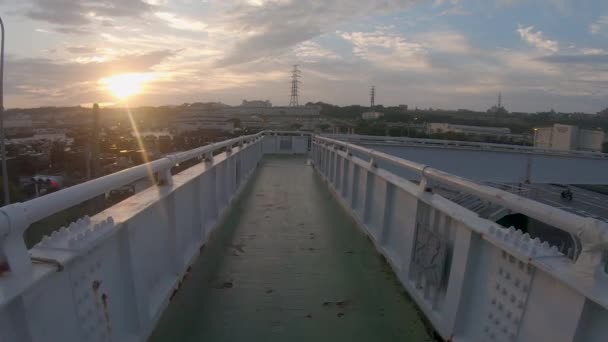 Punto Vista Passeggiando Sul Ponte Pedonale Con Sunrise Camp Foster — Video Stock