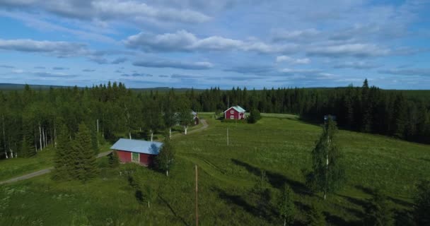 Droneshot Idylické Švédské Malé Vesnice Obklopen Rozsáhlým Lesem — Stock video
