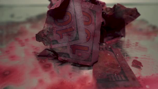 Blood Money Deplasează Încet Aproape Bancnote Sută Dolari Numerar Izolat — Videoclip de stoc