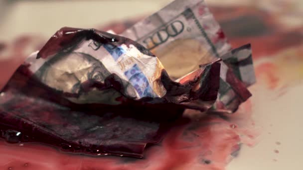 Kapie Krwią Pieniądze Maź Farba Dramatyczna Scena Zamknąć Sto Dolarów — Wideo stockowe