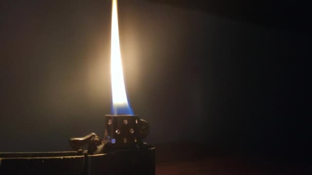 Lighter Flame Por Noche Una Mesa — Vídeo de stock